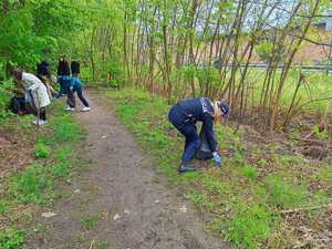 Dzielnicowi z &quot;Dwójki&quot; wspólnie z sosnowiecką młodzieżą sprzątają tereny zielone