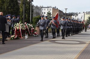 Poczet sztandarowy wraz z kompanią honorową podczas przejścia pod pomnik