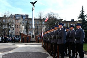 Pomnik, przy którym odbyły się uroczystości. Na pierwszym planie kompania honorowa