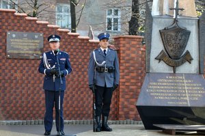 Komendant Główny Policji przemawia przed pomnikiem