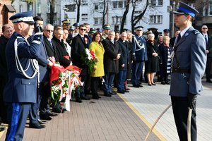 Dowódca uroczystości melduje Komendantowi Głównemu Policji o jej zakończeniu