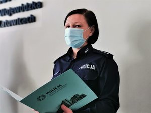 Zastępca Naczelnika Wydziału Kadr nadkomisarz Małgorzata Stempniowska odczytuje rozkaz personalny.