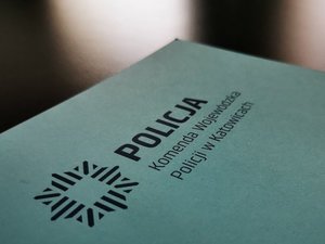 logo śląskiej policji i napis Komenda Wojewódzka Policji w Katowicach.