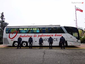 Policjanci przed ambulansem centrum krwiodastwa