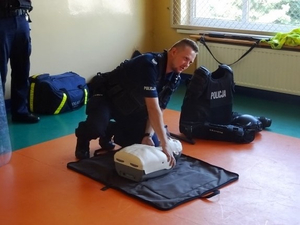 Zdjęcie przedstawia policjanta Mateusza Lewandowskiego. Archiwum własne.