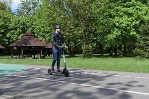 Zdjęcie kolorowe. Użytkownicy hulajnóg i innego sprzętu jeżdżącego na terenie Parku Śląskiego.