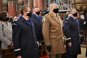 Kolorowe zdjęcie wykonane w kościele przedstawia kierownictwo polskiej i ślaskiej Policji, a także straży granicznej.