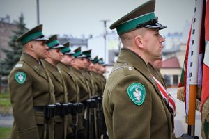 Zdjęcie kolorowe. Kompania honorowa straży granicznej.