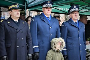 Kolorowe zdjęcie przedstawia kierownictwo polskiej i ślaskiej Policji oraz przedstawicieli innych służb mundurowych.