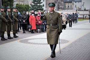 Kolorowe zdjęcie przedstawia maszerującego funkcjonariusza straży granicznej.