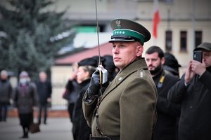 Kolorowe zdjęcie przedstawia funkcjonariusza kompanii honorowej straży granicznej.