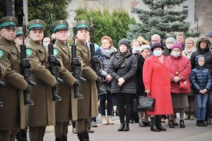 Kolorowe zdjęcie przedstawia funkcjonariuszy kompanii honorowej straży granicznej oraz ludzi, którzy wzieli udział w uroczystości.