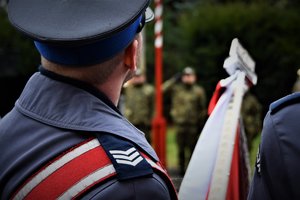 Kolorowe zdjęcie pokazuje fragment munduru policjanta z pocztu sztandarowego.