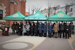 Kolorowe zdjęcie. Goście i przedstawiciele służb mundurowych, którzy wzięli udział w uroczystościach.