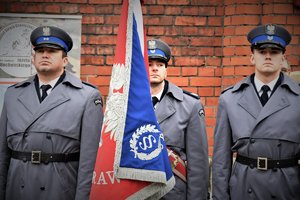 Kolorowe zdjęcie. Poczet sztandarowy Policji.