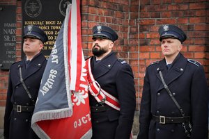 Kolorowe zdjęcie. Poczet sztandarowy służby więziennej.