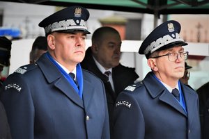 Kolorowe zdjęcie. I Zastępca Komendanta Głównego Policji oraz Komendant Wojewódzki Policji.