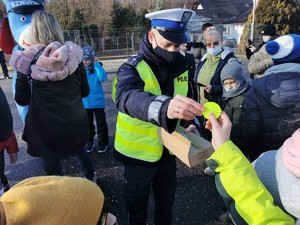 Widoczni policjanci i uczestnicy działań podczas kontroli autokarów przy autostradzie DK 81 w Ochabach Małych (zjazd na Wiślicę)