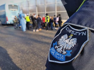 Widoczni policjanci i uczestnicy działań podczas kontroli autokarów przy autostradzie DK 81 w Ochabach Małych (zjazd na Wiślicę)