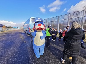 Widoczni policjanci i uczestnicy działań podczas kontroli autokarów przy autostradzie DK 81 w Ochabach Małych (zjazd na Wiślicę)