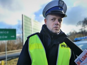 Widoczni policjanci i uczestnicy działań podczas kontroli autokarów przy autostradzie DK 81 w Ochabach Małych (zjazd na Wiślicę)