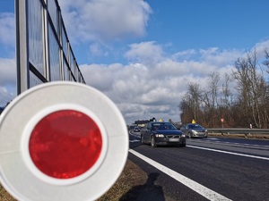 Widoczni policjanci i uczestnicy działań podczas kontroli autokarów przy autostradzie DK 81 w Ochabach Małych (zjazd na Wiślicę)