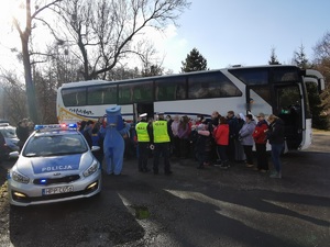 Widoczni policjanci i uczestnicy działań podczas kontroli autokarów przy autostradzie DK 81 w Ochabach Małych (zjazd na Wiślicę)