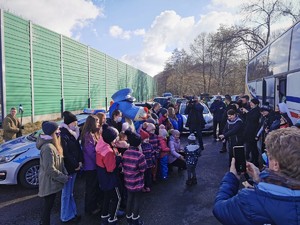 Widoczni policjanci i uczestnicy działań podczas kontroli autokarów przy autostradzie DK 81 w Ochabach Małych (zjazd na Wiślicę)