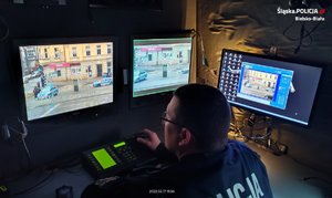 Policjant obserwujący monitoring