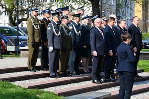 zdjęcie grupowe obok siebie stoją przedstawiciele służb mundurowych oraz zaproszeni goście