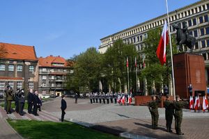 całość uroczystości plac na którym stoją zaproszeni goście orkiestra policyjna oraz warta honorowa