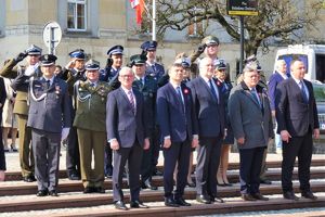 zdjęcie grupowe obok siebie stoją zaproszeni goście oraz przedstawiciele służb mundurowych