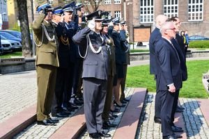 przedstawiciele służb mundurowych podczas oddawania honorów