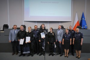 Grupowe zdjęcie policjantów, uczniów i innych osób, które wzięły udział  w spotkaniu.