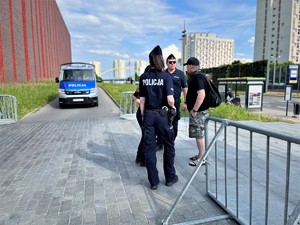 policjanci rozmawiają z mężczyzną