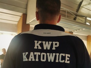 zdjęcie przedstawia zbliżenie na napis &quot;KWP KATOWICE&quot; na plecach instruktora