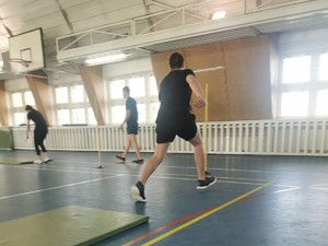 zdjęcie przedstawia uczestników spotkania trenujących na hali sportowej