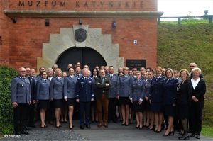 Grupowe zdjęcie uczestników konferencji. Większość osób to umundurowani policjanci.