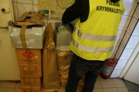 Technik kryminalistyki podczas oględzin zabezpieczonych materiałów pirotechnicznych