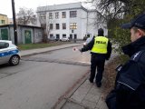 Działania prędkość. Policjant w mundurze zatrzymuje samochód