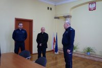 Zdjęcie wykonane w sali konferencyjnej Komendy Miejskiej Policji w Sosnowcu przestawiające insp. Dominika Łączyka - Komendanta Miejskiego Policji w Sosnowcu, podinsp. Mariusza Łabędzkiego - Naczelnika Wydziału Prewencji Komendy Miejskiej Policji w Sosnowcu oraz ks. dr Mariusza Karasia - Kapelana sosnowieckiej Policji