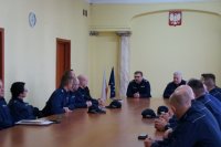 Zdjęcie wykonane w sali konferencyjnej Komendy Miejskiej Policji w Sosnowcu przestawiające insp. Dominika Łączyka - Komendanta Miejskiego Policji w Sosnowcu, podinsp. Mariusza Łabędzkiego - Naczelnika Wydziału Prewencji Komendy Miejskiej Policji w Sosnowcu