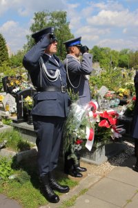 Policjanci złożyli kwiaty na sosnowieckim cmentarzu z okazji obchodów Dnia Zwycięstwa.