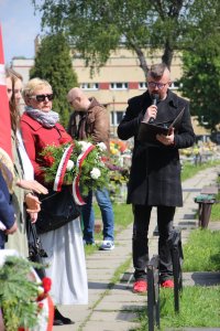 Policjanci złożyli kwiaty na sosnowieckim cmentarzu z okazji obchodów Dnia Zwycięstwa.