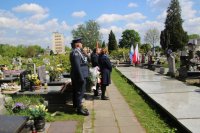 Policjanci złożyli kwiaty na sosnowieckim cmentarzu z okazji obchodów Dnia Zwycięstwa.