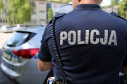 awatar- policjant odwrócony tyłem na tle radiowozu