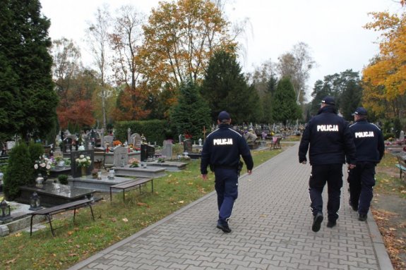 policjanci na cmentarzu