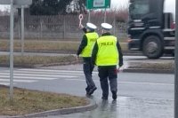 policjanci zatrzymują samochód