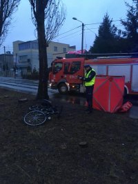 policjant wykonujący czynności na miejscu zdarzenia