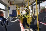 policjant kontrolujący autobus